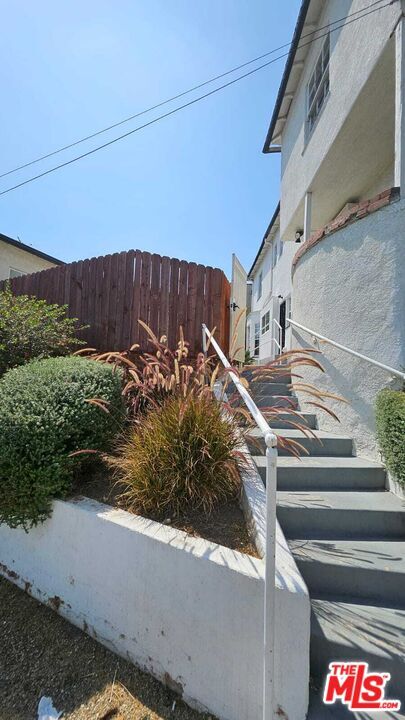 Building Photo - 2615 Edgehill Dr