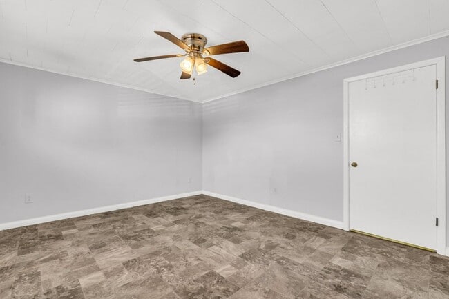 Building Photo - 2 bed/1 bath apartment