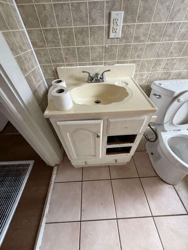 Building Photo - AVAILABLE NOW!