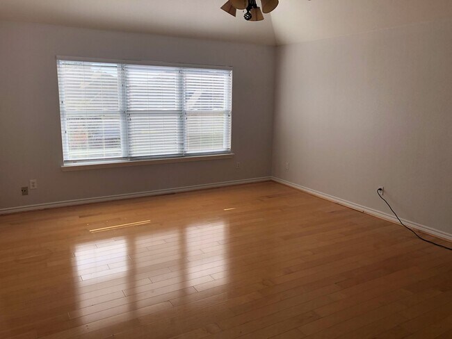 Building Photo - 5 Bedrooms in Richardson!
