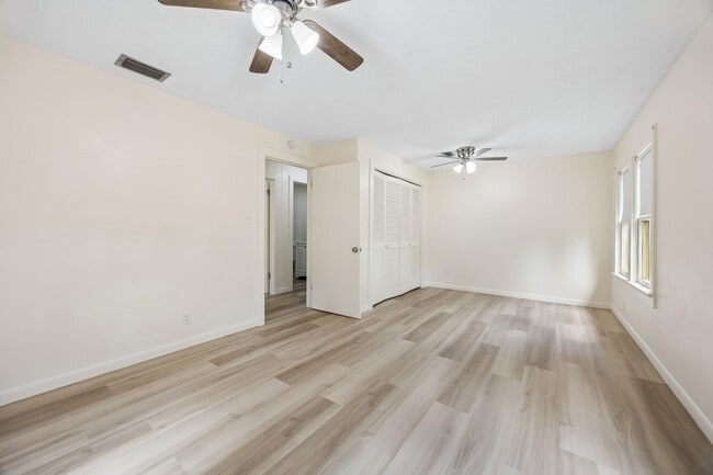 Building Photo - 2113 Silver Lake Dr