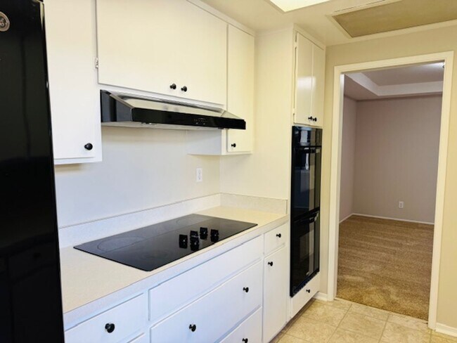 Building Photo - Wonderful, single level townhome w/attached garage available for move-in now!