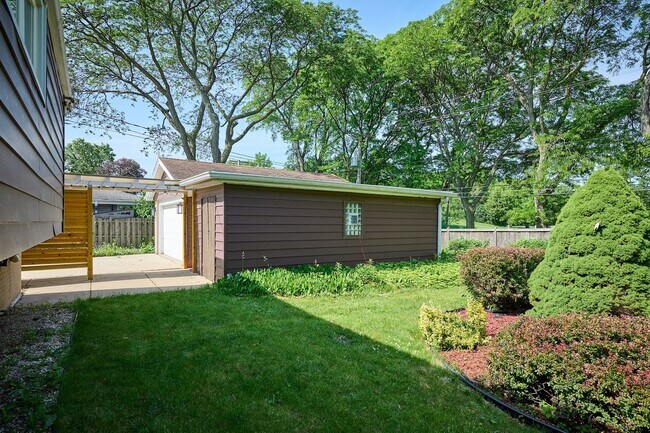 Building Photo - 1226 Longmeadow Dr