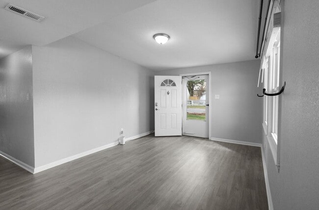 Building Photo - 3 Bed 1 Bath Home for Rent in Chesapeake