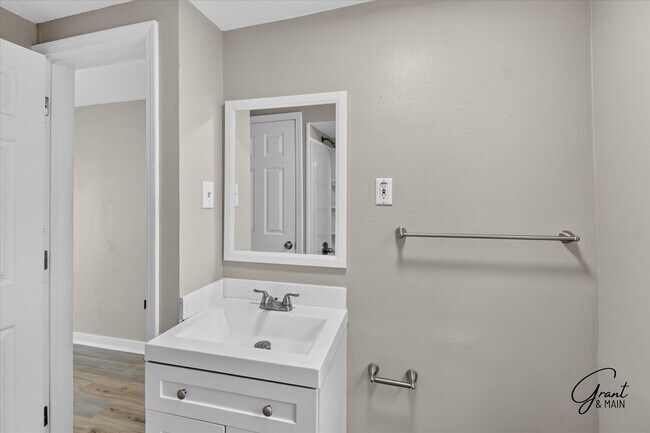 Building Photo - $1300 2 bedroom bungalow