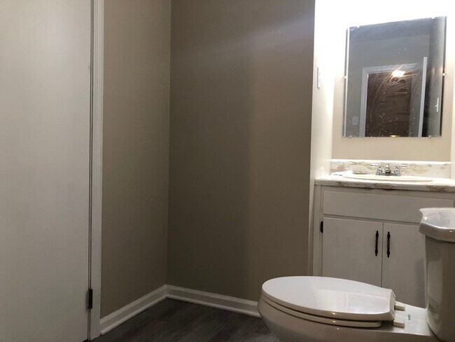 Building Photo - 515 Chateau Dr SE