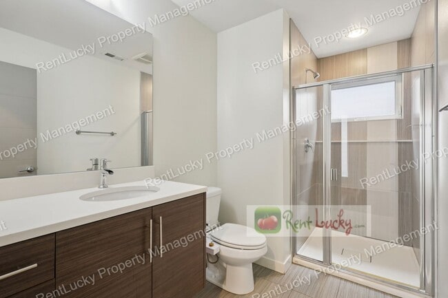 Building Photo - Immaculate and LARGE 4-Bedroom Home in Unb...