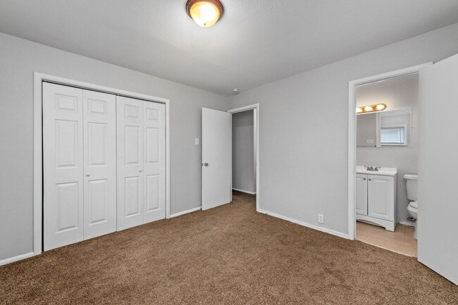 Building Photo - COMING SOON! 5 Bedrooms, 2 Bathrooms in Ka...