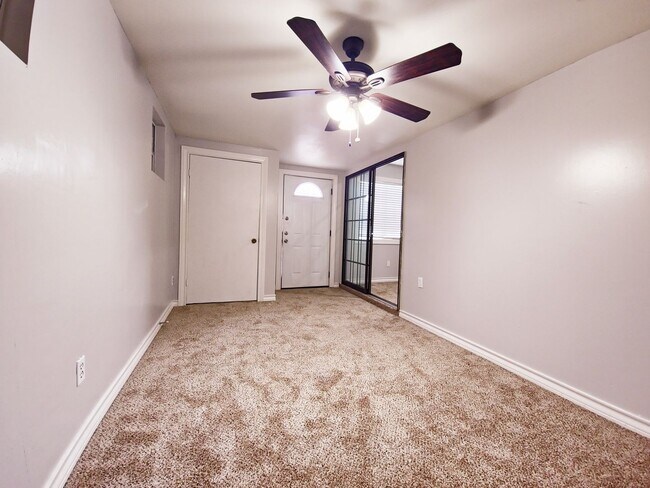 Building Photo - AUGUST PRE-LEASE - 3/2/2 In the Medical District