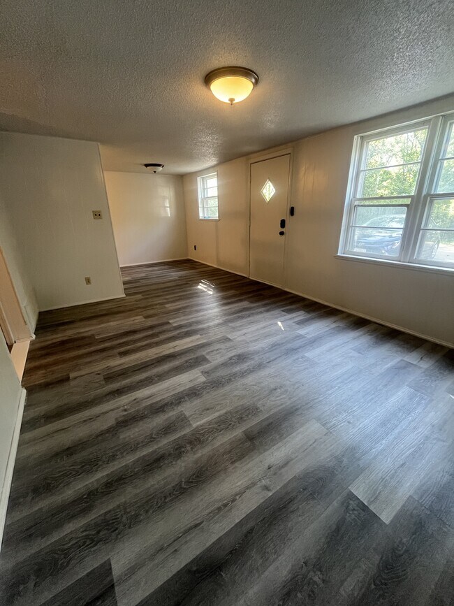 Building Photo - 728 E Culton St
