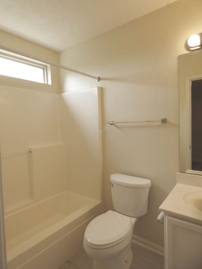 Building Photo - Beautiful Townhouse! All Electric, Washer/...