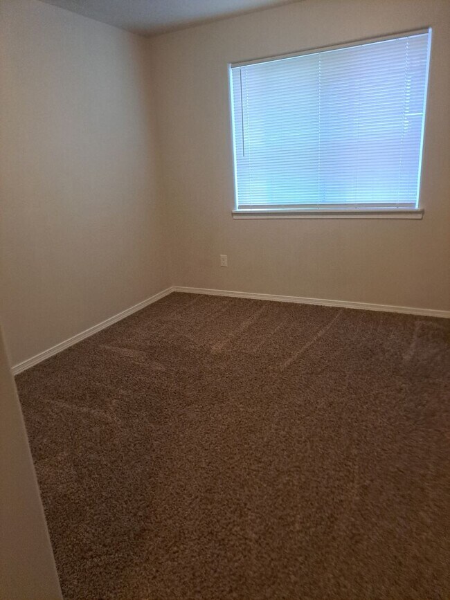 Building Photo - 3 Bedroom Home - Nice back yard -  no applications pending available now !