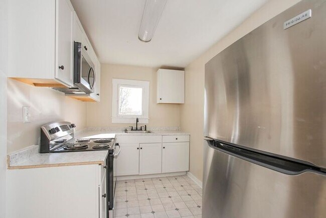 Building Photo - LOCATION! 1/1 Bed Bath Downtown!
