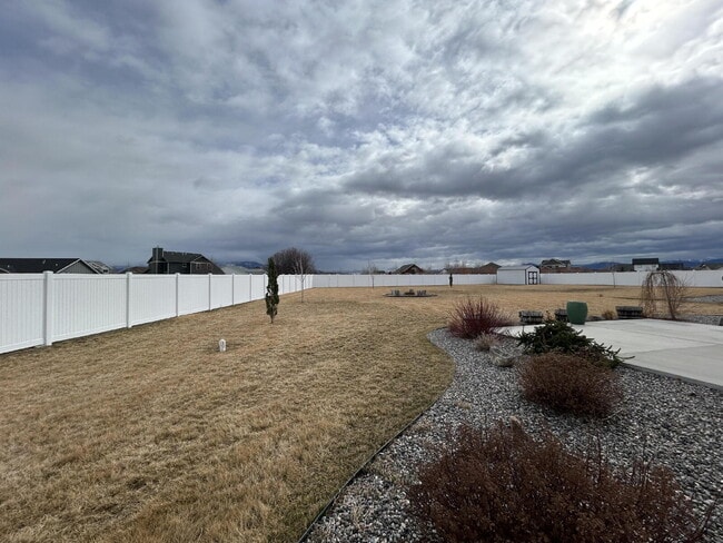 Building Photo - Luxury 4 Bed / 2 Bath Home on .84 Acres – UTILITIES INCLUDED - 3 Car Garage – RV Parking