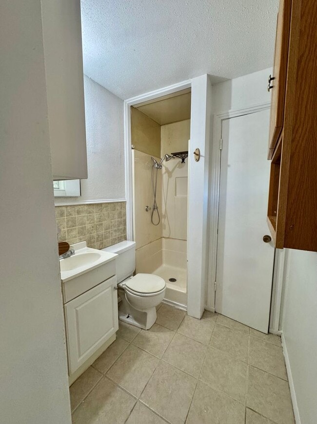 Building Photo - NOW AVAILABLE - Updated Studio Apartment w...