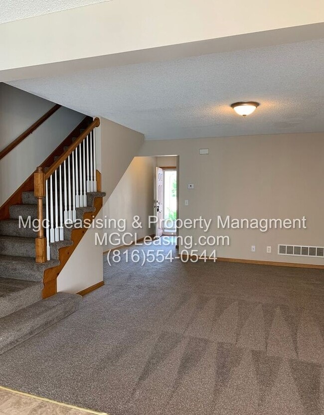 Building Photo - Experience the Lee's Summit Lifestyle in your spacious townhome!