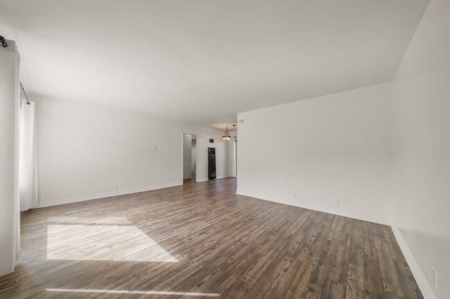 Building Photo - 2 Bed 1 Bath Updated Gated Condo Near Beac...