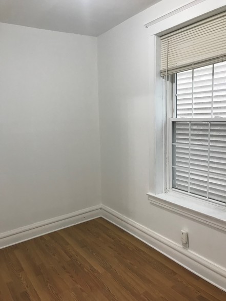 Room 2 - 4119 S Sacramento Ave