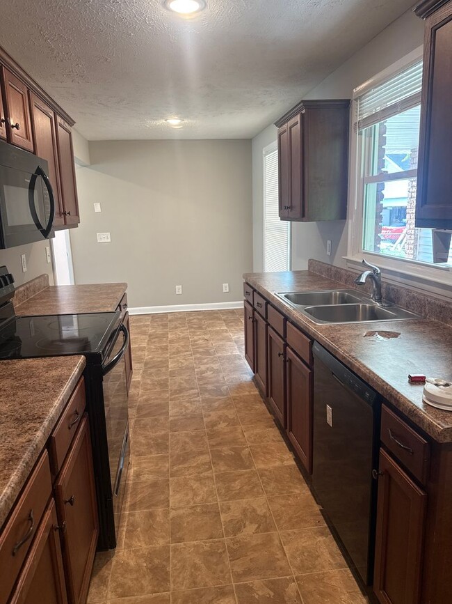 Building Photo - Awesome 4 or 5 Bedroom with 1.5 bath