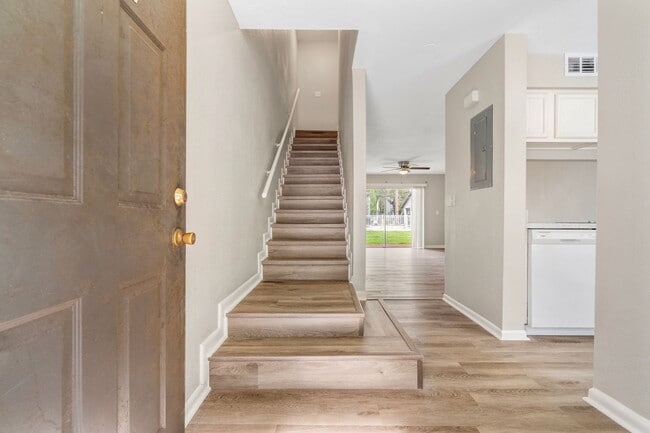 Building Photo - Beautiful Temple Terrace Townhome!