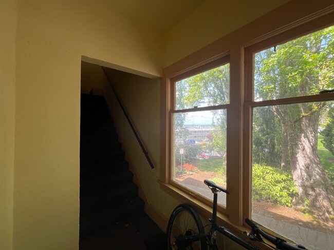 Building Photo - Studio apartment near WWU!