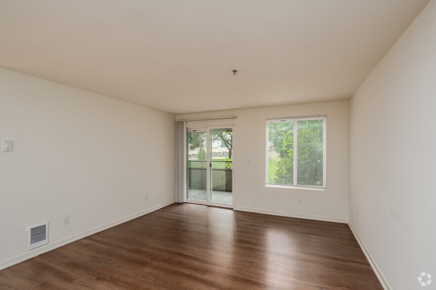 2BR, 2BA - 1,000SF - Living Room - Archstone Redmond Lakeview