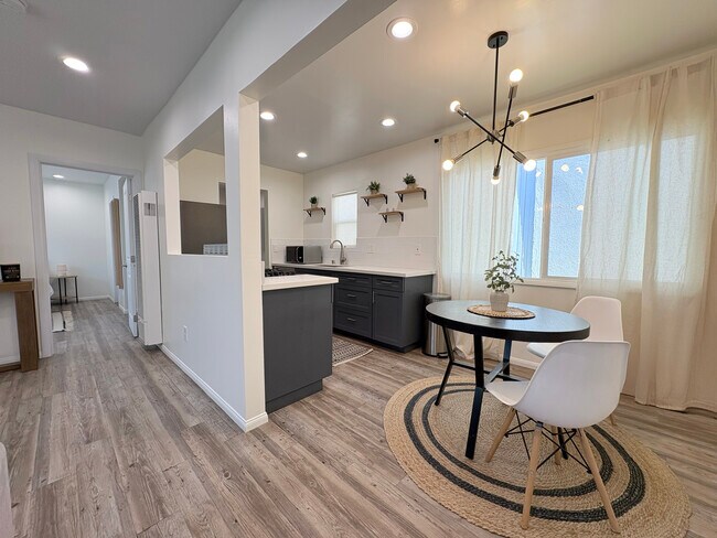 Building Photo - 813 W Beach Ave