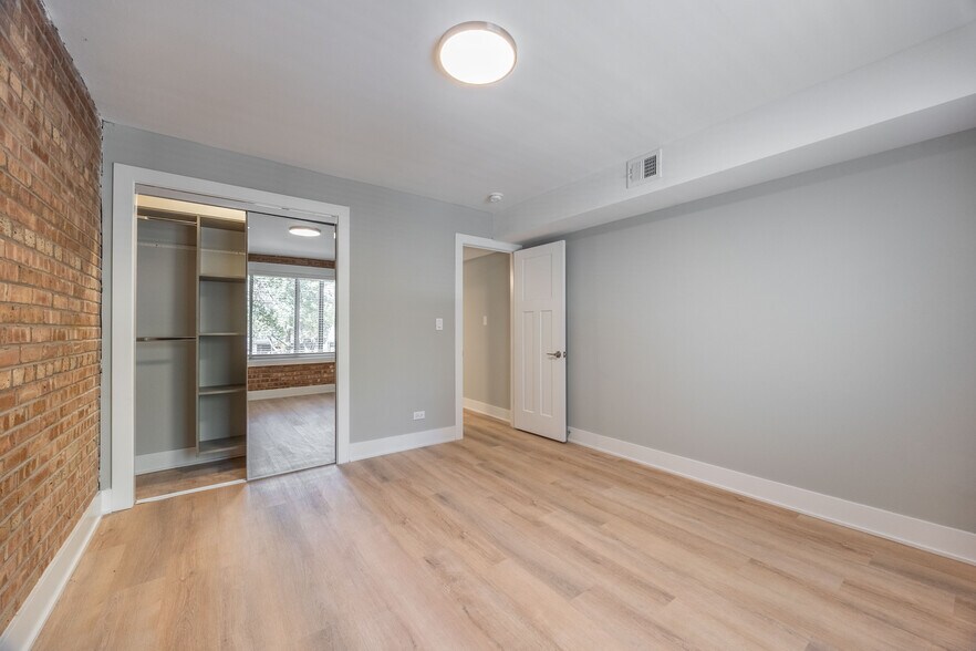 Building Photo - 1225 N La Salle Dr