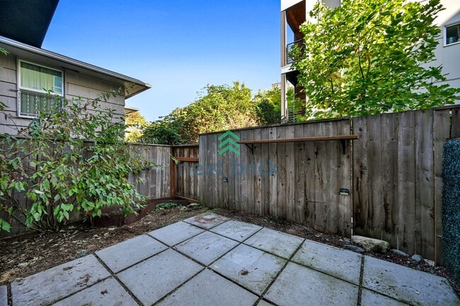 Building Photo - Stylish 2 Bed 2 bath Townhome for Rent