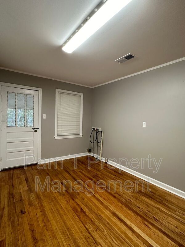 Building Photo - 26 W 59th St