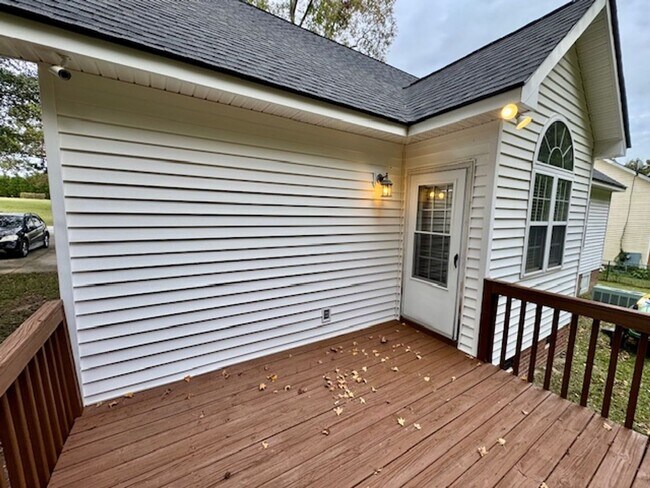 Building Photo - 5 minutes to White Oak!