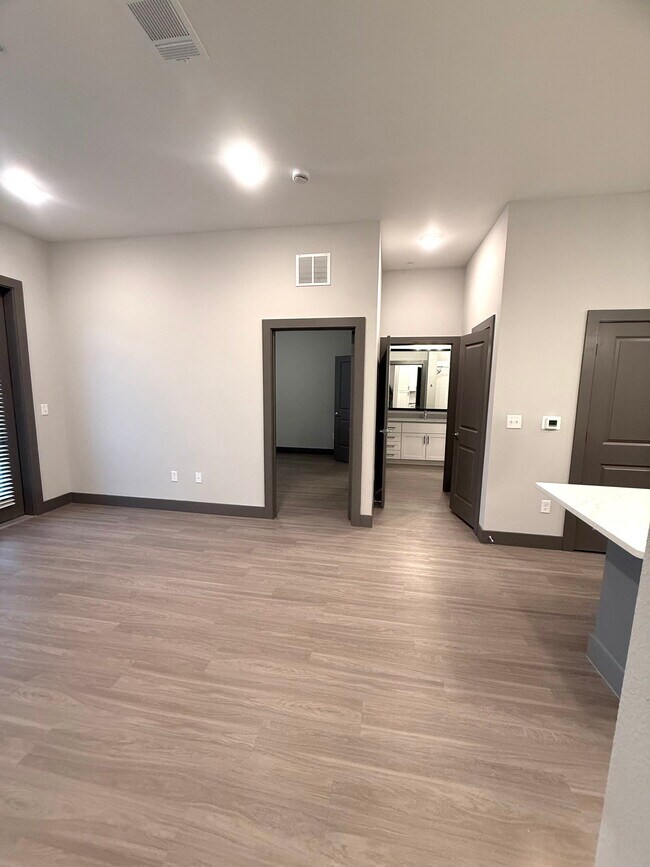 Building Photo - 400 W 5th St