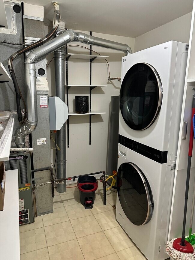 Building Photo - 992 Langtry Ct