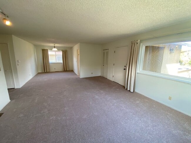 Building Photo - 701 Pine St