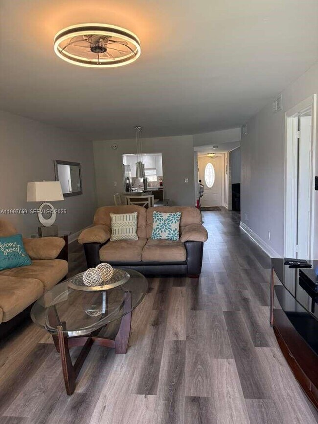 Building Photo - 691 S Hollybrook Dr