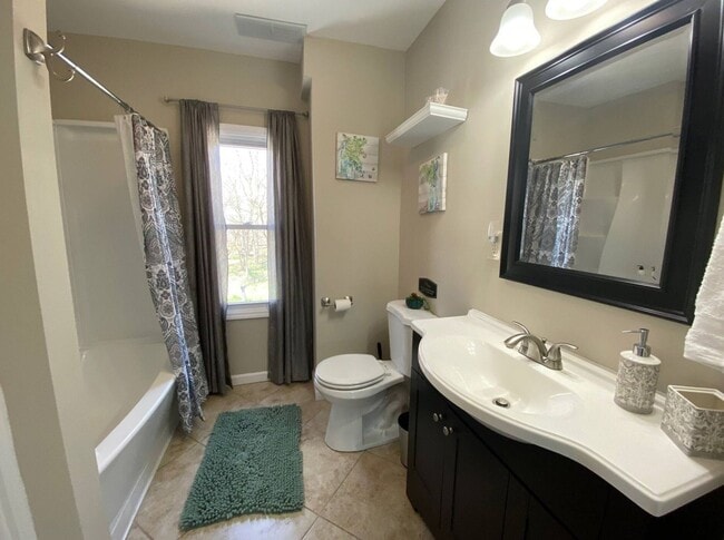 Building Photo - Large Fully Furnished Home, Must See!