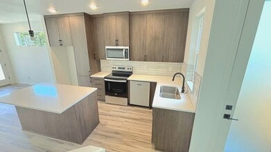 Building Photo - L0628