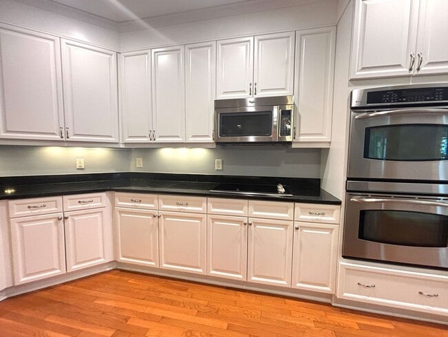 Building Photo - Available 1/15. Beautiful Remodeled 5 BR/4 BA Home in Park West!