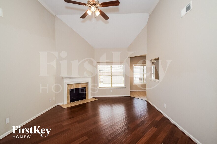 Building Photo - 2136 Parsons Dr