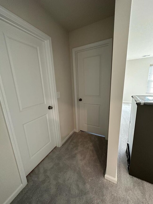 Building Photo - Brand New Large, 4BR End-Unit townhome in ...