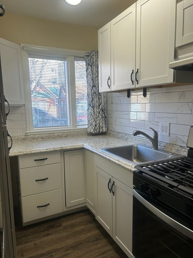 Building Photo - 412 8th St