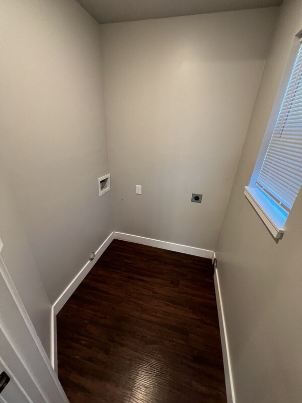 Building Photo - 385 480 W