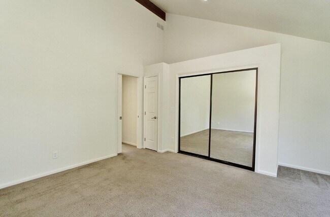 Building Photo - Premier End-Unit Condo in River Run
