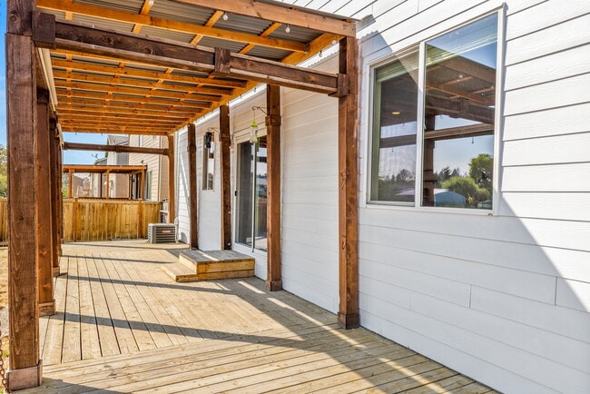 Building Photo - 856 Bear Creek Dr