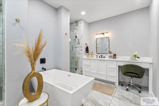 Building Photo - 26 N Queen Palm