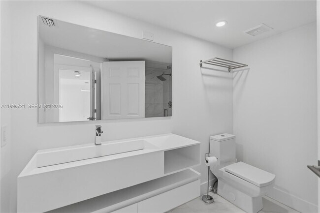 Building Photo - 19101 NE 36th Pl