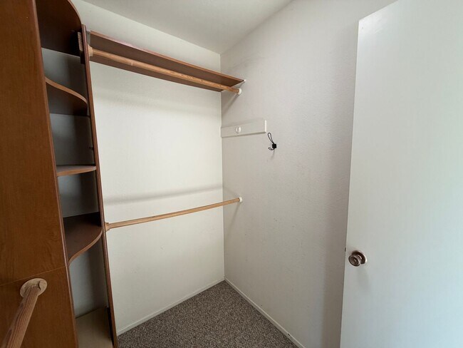 Building Photo - Charming Live Oak Townhome – Completely Renovated & Move-In Ready!