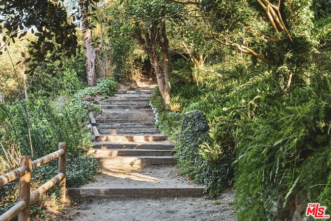 Building Photo - 6715 Fernhill Dr