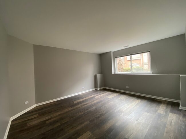 Building Photo - 1105 N Claremont Dr