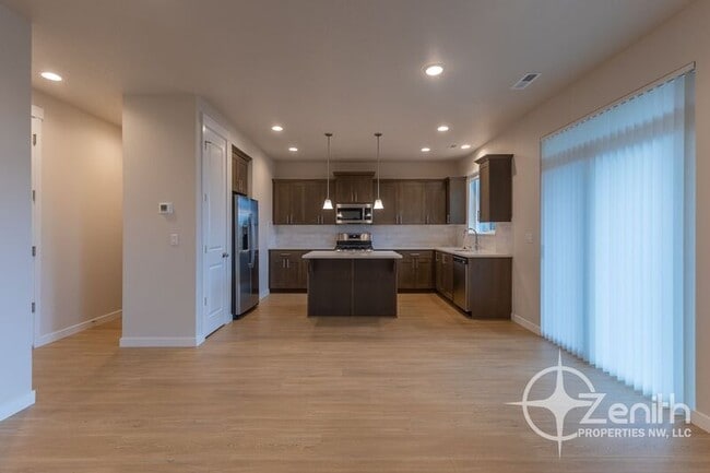 Building Photo - 124 S 88th Dr